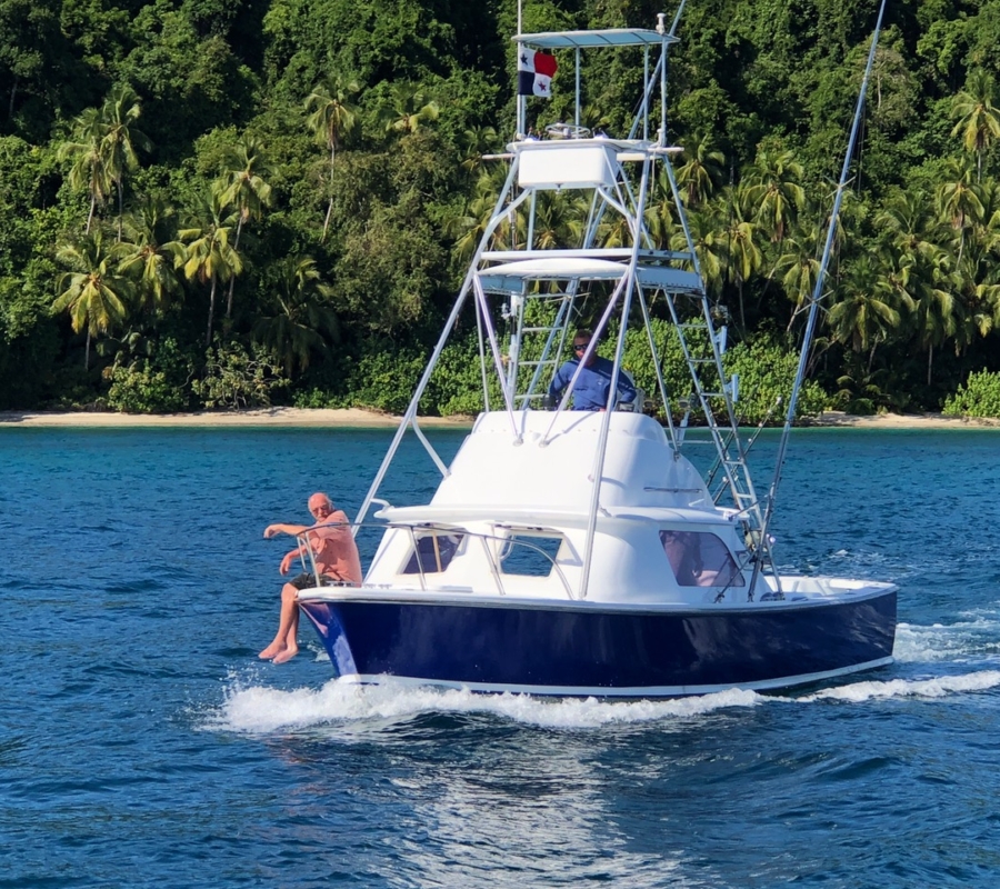 Charter fishing boat for hire in Panama to catch marlin and inshore species.