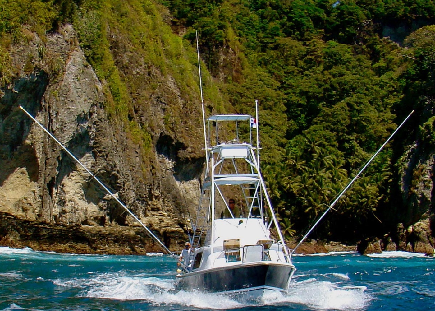 Fishing adventure in Panama. Best near shore fishing for many different species with charter fishing boat.